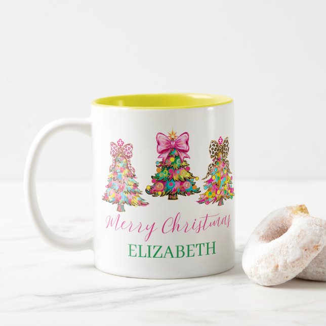 Preppy Pink and Green Christmas Trees Zweifarbige Tasse (Mit Donut)