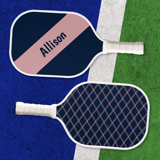 Preppy Pink auf Navy Pickleball Paddel mit Name Pickleball Schläger (Front and back view on Pickleball court)