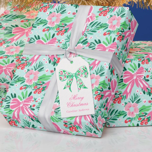 Preppy Pink & Green Christmas Holly Berry Bow Geschenkanhänger (Von Creator hochgeladen)