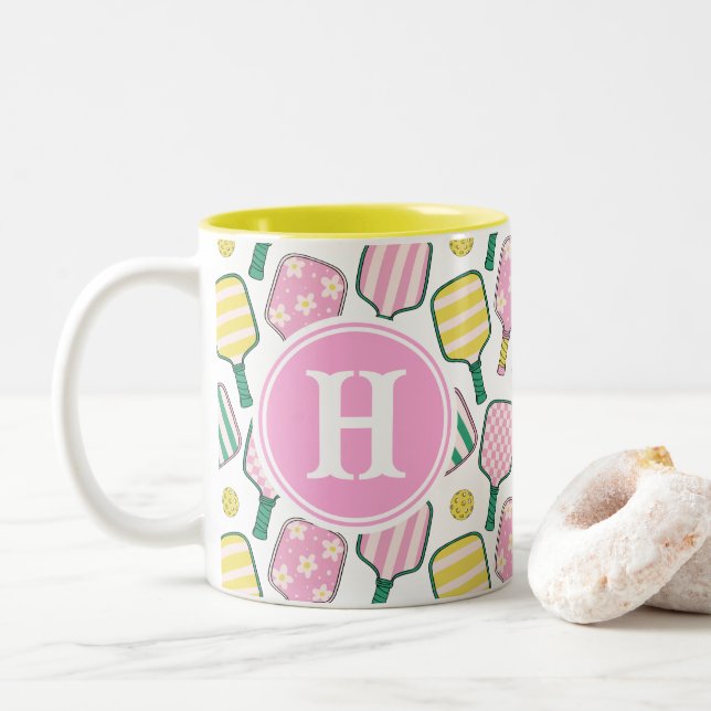 Preppy Pink Green & Yellow Pickleball Monogram Zweifarbige Tasse (Mit Donut)
