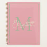 Preppy Pink Sage Green und Creme Monogram Planer<br><div class="desc">Dieser einfache und moderne Kalender-Planer verfügt über ein prächtiges Monogramm in weichen Farbtönen von Salbei grün und Creme auf Rosa,  das Sie mit Ihrer Wahl des Namens und des Initials personalisieren können.</div>