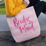 Preppy Pink Stripes Brush Script Bridesmaid<br><div class="desc">Personalisierte Bridesmaid Tote-Tasche mit dem Wort "Bridesmaid" in trendigem Pinselskript vor einem prächtigen rosa Streifen Hintergrund, der perfekt für Ihre Brautjungfrau ist, um ihre Gegenstände zu tragen. Karo den passenden Make-up-Sack hier https://www.zazzle.com/preppy_pink_stripes_brush_script_bridesmaid_makeup_bag-223977580678893594?rf=238364477188679314 Personalisiere ihn durch Ersetzen des Platzhaltertextes. Für weitere Optionen, wie zum Beispiel den Schriftart zu ändern und seine...</div>