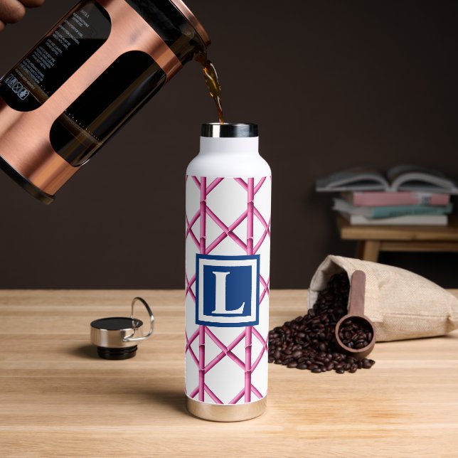 Preppy Pink Trellis Bamboo Pattern Navy Monogram Trinkflasche (Kaffee)