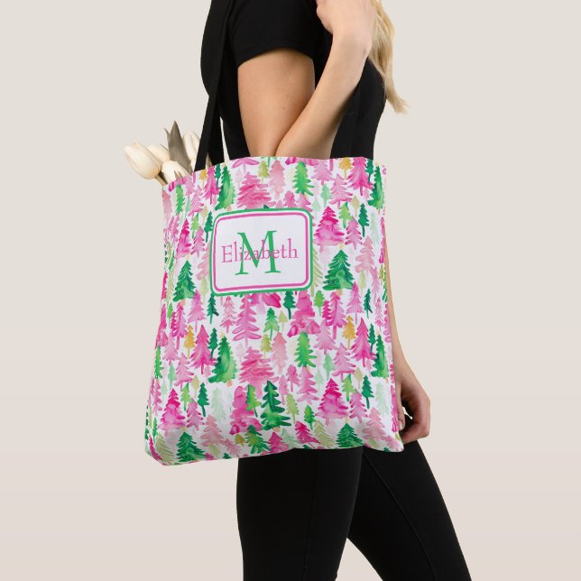Preppy Pink und Green Christmas Trees Monogram (Von Nahem)