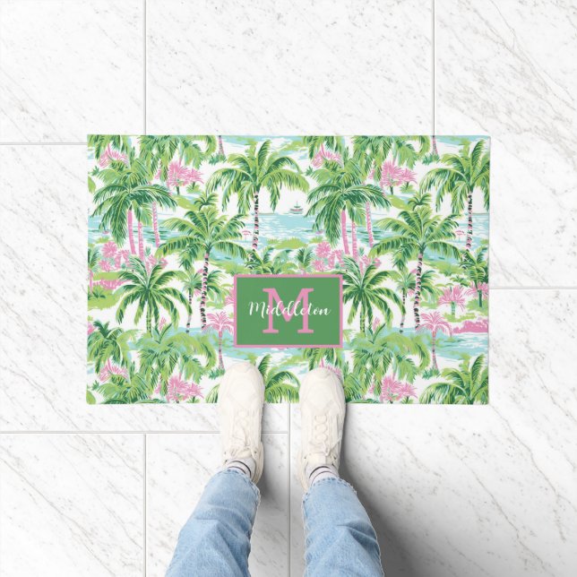 Preppy Pink und Green Tropical Palm Trees Monogram Fußmatte (Indoor)