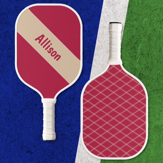 Preppy Tan auf Magenta Pickleball Paddle mit Name (Front and back views against pickleball court)