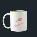 Preppy Tennis Ball Monogram personalisiert Pink Gr Zweifarbige Tasse<br><div class="desc">Der personalisierte Schlamm mit einem mädchenhaften Tennisschläger-Monogramm mit einem eleganten Skriptnamen in Rosa,  Grün und Weiß kann in jede beliebige Farbe geändert werden,  perfekt für einen Tennisspieler,  Trainer,  Instruktor oder Camping-Berater oder Teamkollegen.</div>