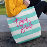Preppy türkis and White Stripes Pink Team Bridge<br><div class="desc">All-Over-Print Tote-Tasche mit den Worten "Team Bride" in rosa trendy Skript vor einem türkisfarbenen und weißen Streifen Muster Hintergrund. Ideal für Hochzeiten von Brautmädchen, Trauzeugin und Blume. Weitere Farben und passende Elemente finden Sie hier https://www.zazzle.com/collections/119250194970828530?rf=238364477188679314 Personalisieren Sie sie durch Ersetzen des Platzhaltertextes. Für weitere Optionen, wie zum Beispiel den Schriftart...</div>