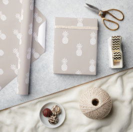 Preppy White Pineapels auf Beige Geschenkpapier