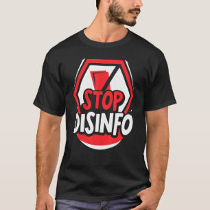 Pressekonferenz des Journalisten von Disinfo T-Shirt