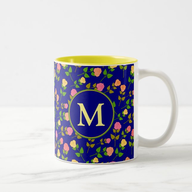 Pretty Blue Rose Pattern Monogram Zweifarbige Tasse (Rechts)