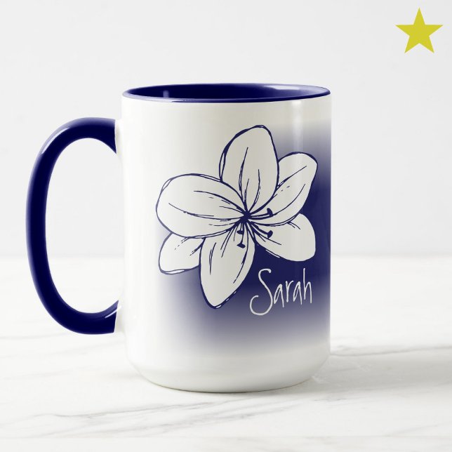 Pretty Blue White Flower Drawing Custom Name Tasse (Von Creator hochgeladen)