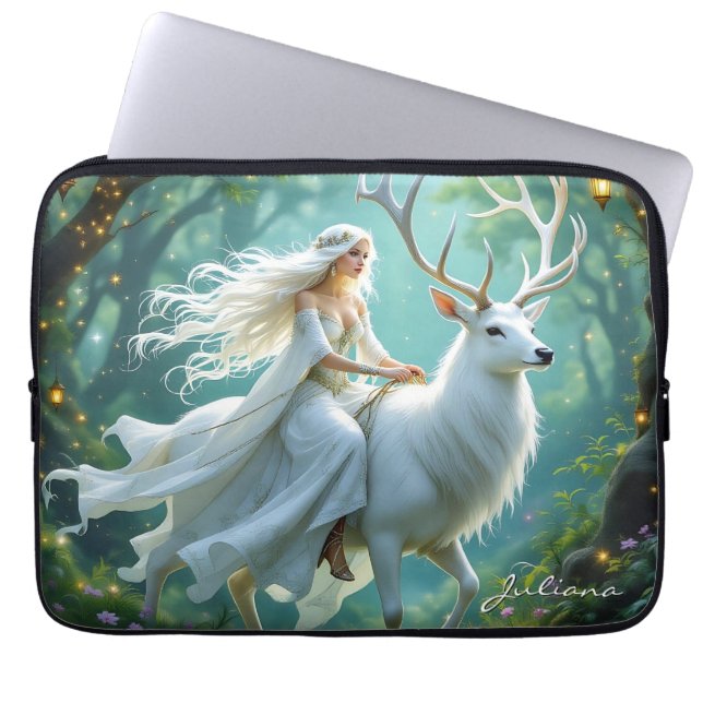 Pretty Fairy and White Deer in Enchanted Forest Laptopschutzhülle (Vorderseite)