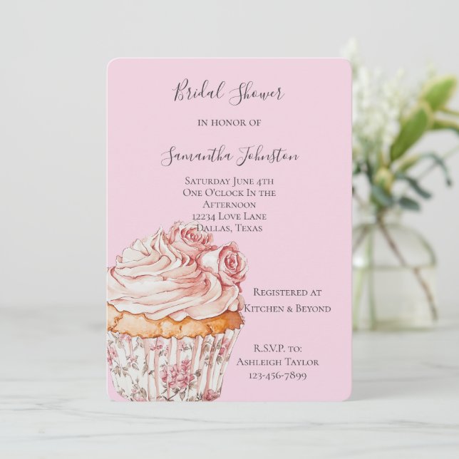 Pretty Pink Roses Floral Cupcake Bridal Shower Einladung (Stehend Vorderseite)