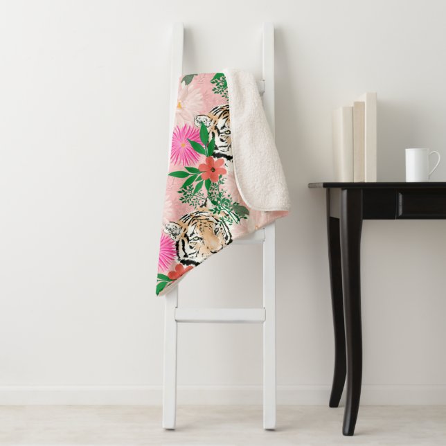 Pretty White Pink Tiger Floral Painting Sherpadecke (Beispiel)