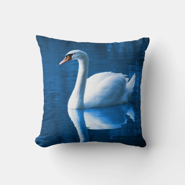 Pretty white swan floating on blue lake kissen (Vorderseite)