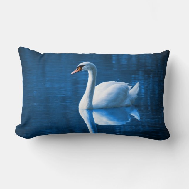 Pretty white swan floating on blue lake lendenkissen (Vorderseite)