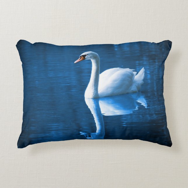 Pretty white swan floating on blue lake zierkissen (Vorderseite)