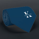 Preussan Blue | Elegantes Monogramm   Name einseit Krawatte<br><div class="desc">Ein eleganter, einseitiger Hals mit einem fett-weißen Monogramm über einen tiefen preußisch-blauen Hintergrund. Zusätzlich zu diesem Monogramm sitzt Ihr Vor- oder Nachname in allen Hauptstädte. Wenn Sie einen mutigeren Blick auf den persönlichen Namen im großen Buchstaben bevorzugen, können Sie folgendes tun: Benutzen Sie die Funktion Anpassen/Bearbeiten und klicken Sie auf...</div>