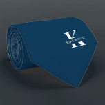 Preußen Blue Eleganmonogramm   Name | beidseitig Krawatte<br><div class="desc">Eine elegante Krawatte mit einem fett-weißen Monogramm über einen tiefen preußisch-blauen Hintergrund. Zusätzlich zu diesem Monogramm sitzt Ihr Vor- oder Nachname in allen Hauptstädte. Wenn Sie einen mutigeren Blick auf den persönlichen Namen im großen Buchstaben bevorzugen, können Sie folgendes tun: Benutzen Sie die Funktion Anpassen/Bearbeiten und klicken Sie auf den...</div>