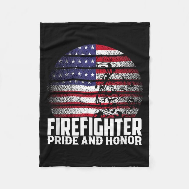 Pride And Honor Fireman Gift Proud Firefighter Quo Fleecedecke (Vorderseite)