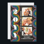 Pride Frory Christmas Mrs. & Mrs. 3 Foto Collage<br><div class="desc">Pride Frory Christmas Mrs & Mrs. 3 Foto Collage LGBTQ Weihnachtskarten zeigen eine Foto-Collage von drei Ihrer Lieblings-Fotos mit dem Text "Frohe Weihnachten von der neuen Mrs. & Mrs." in elegantem Drehbuch. Personalisieren Sie den Text durch Bearbeiten in den bereitgestellten Textfeldern. Ideal für Weihnachten, um Freunde und Familie zu schicken....</div>