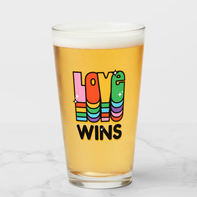 Pride LGBTQ Liebe gewinnt Rainbow Retro Typografie Glas (Vorne (Gefüllt))