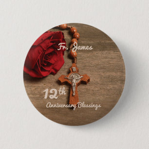 Priester-12. Klassifikations-Jahrestags-Rose und Button
