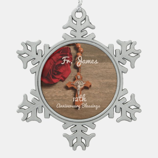 Priester 12. Ordination Jubiläum Rose und Rosary Schneeflocken Zinn-Ornament (Vorderseite)