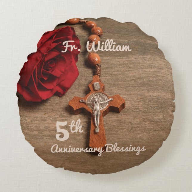 Priester 5. Ordination Jubiläum Rose und Rosary Rundes Kissen (Vorderseite)