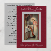 Priester mit silberner Jahrestags-Einladung Jesuss