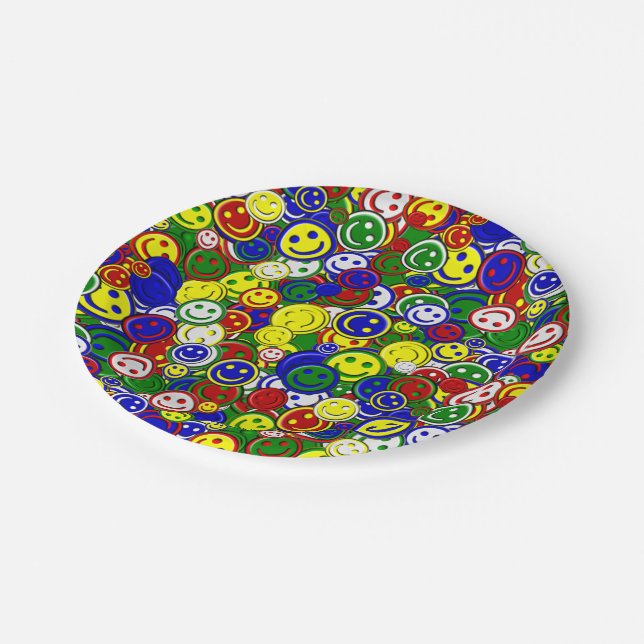 Primäres glückliches Gesicht Allover Beads Pappteller (Schrägansicht)
