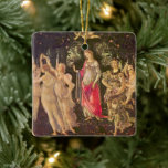 Primavera, Allegorie des Frühlings von Sandro Bott Keramikornament<br><div class="desc">Primavera oder Allegorie des Frühlings c. 1482 von Sandro Botticelli (144-1510) ist ein Vintages Renaissance-Kunstmythologie-Naturgemälde mit einer Gruppe mythologischer Figuren in einem Wald oder Garten. Allegorisch für das üppige Wachstum der Frühjahrssaison. In einem Orangenhain sind sechs Frauen,  zwei Männer und ein mit Jalousie gefalteter Engel.</div>