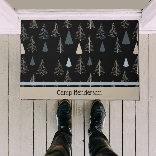 Primitive Kiefern auf schwarz Fußmatte (Von Creator hochgeladen)