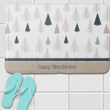 Primitive Kiefern auf Weiß