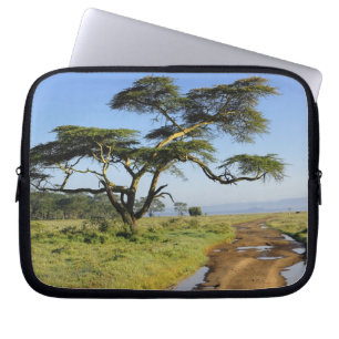 Primitiver Schotterweg und Akazienbaum, Lake Nakur Laptopschutzhülle