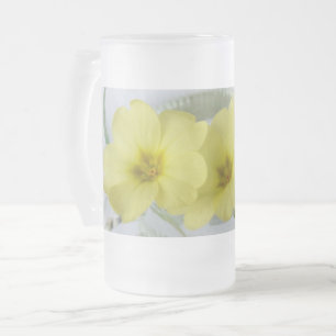 Primrose in einer Kaffeetasse