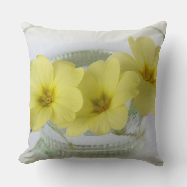 Primrose in einer Kaffeetasse Kissen (Vorderseite)