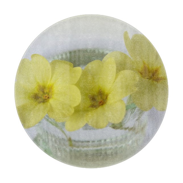 Primrose in einer Kaffeetasse Schneidebrett (Vorderseite)