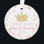 Princess Baby's 1. Christmas Pink Gold Foto Ornament<br><div class="desc">Dieses Foto Baby Mädchen Design verfügt über eine glitzernde Prinzessin Kronen durch weiche rosa und goldene Glitzer Konfetti Punkte betont. Klicken Sie auf die Schaltfläche Anpassen für mehr Flexibilität beim Hinzufügen Ihres eigenen Textes! Variationen dieses Designs, zusätzliche Farben sowie koordinierende Produkte sind in unserem Shop, zazzle.com/store/doodlelulu verfügbar. Kontaktieren Sie uns,...</div>