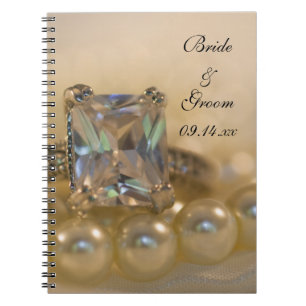 Princess Diamond Ring und White Pearls Wedding Notizblock