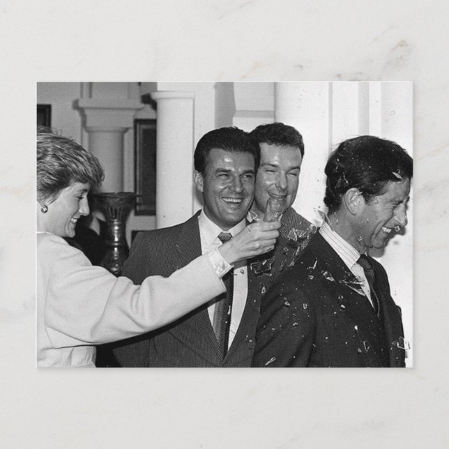 Princess Diana Prince Charles prop Flasche witzig Postkarte (Vorderseite)