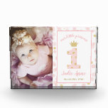 Princess Pink First Birthday Keepake Fotoblock<br><div class="desc">Dieses erste Geburtstag Keepake Design ist in Rosa und Gold glitzernden Gold Konfetti. Klicken Sie auf die Schaltfläche Anpassen, um mehr Flexibilität beim Hinzufügen/Ändern des Fotos zu erhalten! Variationen dieses Designs, zusätzliche Farben sowie koordinierende Produkte sind in unserem Shop, zazzle.com/doodlelulu* verfügbar. Kontaktieren Sie uns, wenn Sie dieses Design für ein...</div>