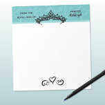 Princess Tiara auf Blue Royal Desk Notizblock<br><div class="desc">Ein kleines Mädchen mit diesem niedlichen Notizblock mit eigenem Namen. Einfaches Design von Tiara und Herz mit Wirblen Schnörkeln in fett schwarz auf blauem Hintergrund. Editieren Sie einfach die Textoptionen im einfachen Zazzle Texteditor. Siehe andere übereinstimmende oder ähnliche Elemente in diesem gleichen Thema.</div>