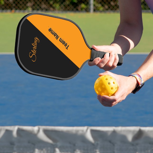 Princeton Orange und Schwarz mit zwei Textbereiche Pickleball Schläger (InSitu)