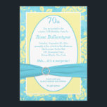 PRINTED RIBBON Blue Yellow 70. Geburtstag Einladun Einladung<br><div class="desc">Dieser schöne Aquablau, gelb und weiß Vintage Blumenstaub überrascht siebzigjährige Geburtstagsfeier Einladung hat ein PRINTED Band mit einer PRINTED Kristallbrosche mit einem grungy Damast Muster Hintergrund mit blassgelben Peony oder Rose-Blume auf ihm. Auf der Rückseite befindet sich ein Textfeld, um jeden zusätzlichen Text hinzuzufügen, den Sie gewollt haben, oder Sie...</div>