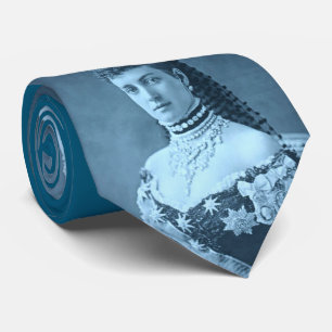 Prinzessin Alexandra von Dänemark in blauer Schrif Krawatte