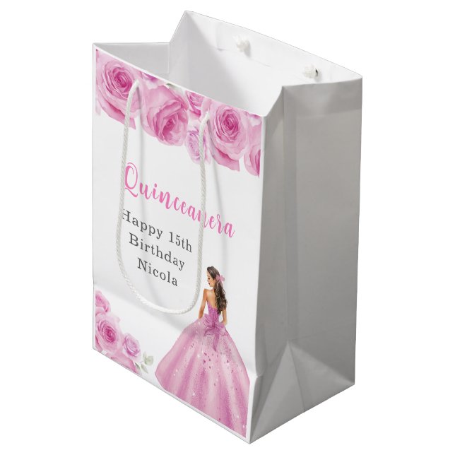 Prinzessin in einem leicht rosa Kleid Quinceanera Mittlere Geschenktüte (Vorderseite Schrägansicht)