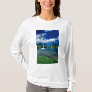 Private Yachten vor Anker in der Opunohu-Bucht auf T-Shirt