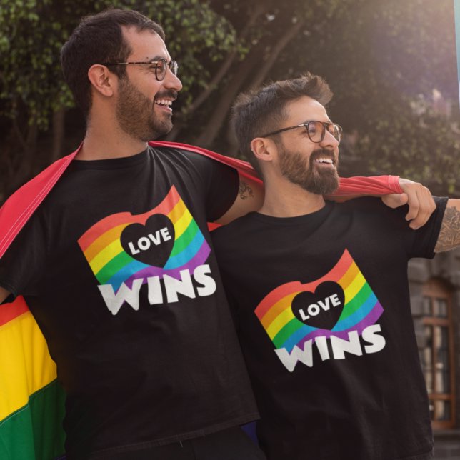 Prix Liebe gewinnt LGBT-Regenbogenflagge Herz T-Shirt (Von Creator hochgeladen)